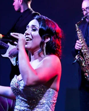 Ricardo Arjona Reading